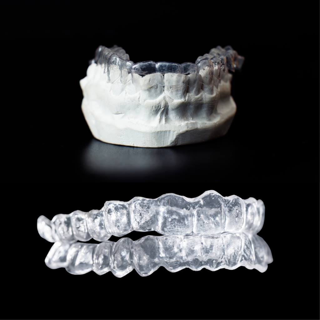 Zwei Aufbissschienen untereinander dargestellt